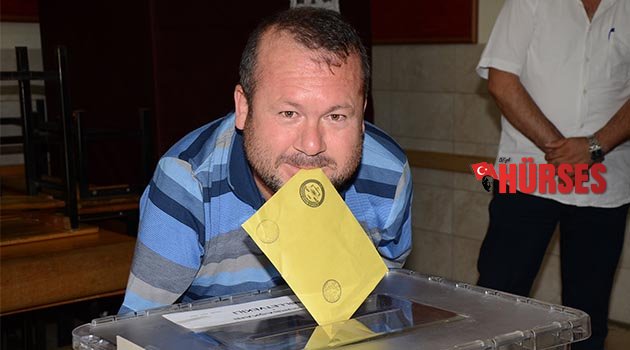 Oy zarfını ağzıyla attı