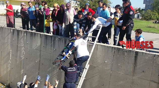 Oynarken dereye düşen çocuk yaralandı