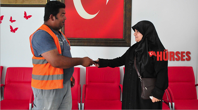 Para dolu cüzdanı  sahibine teslim etti