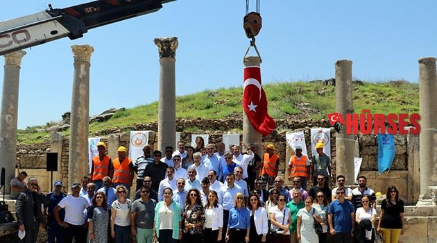Perge’de sütunlar ayağa kaldırılıyor