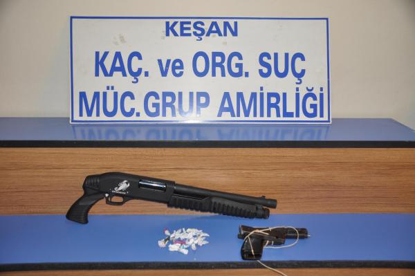 Polisin Durdurduğu Otomobilde Uyuşturucu Ve Silah Ele Geçirildi