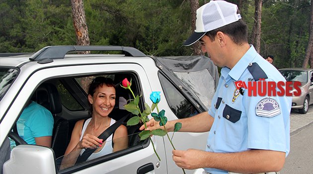 POLİSLER GÜL DAĞITTI