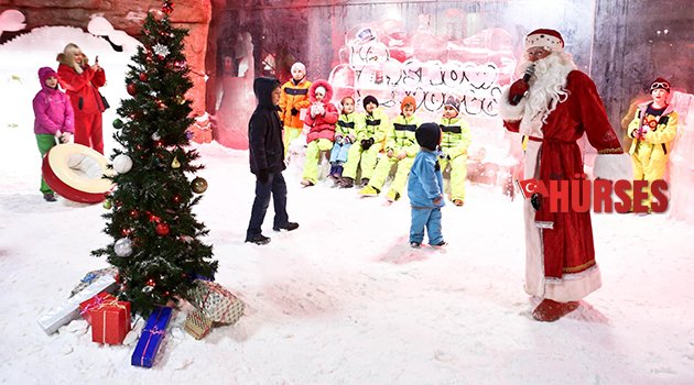 RUS ANNE VE ÇOCUKLARI NOEL PARTİSİNDE EĞLENDİ