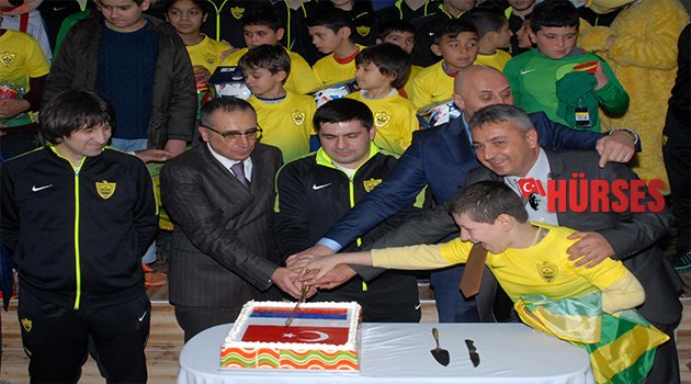 RUS FUTBOLCULARDAN ÖĞRENCİLERE FORMA