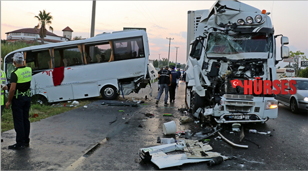 Rus turistleri taşıyan  midibüse tır çarptı