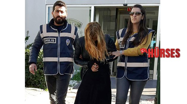 Saçıyla yüzünü kapattı