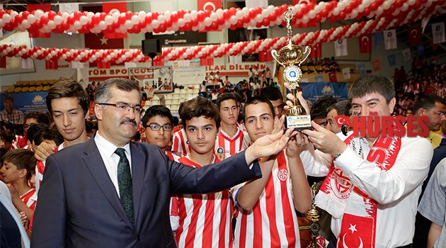 ŞAMPİYONLAR KUPALARINA KAVUŞTU