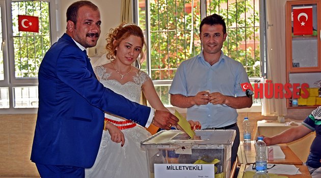 SANDIĞA GELİNLİKLE GİTTİ