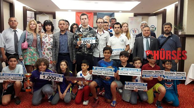 SATRANÇ ŞAMPİYONLARINA ÖDÜLLERİ VERİLDİ
