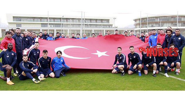 Şehit için Türk bayrağı açtılar
