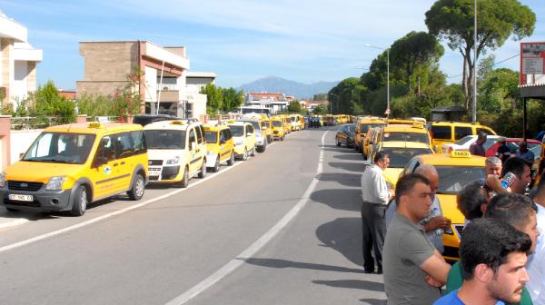 SERİK'TE TAKSİCİLERİN EYLEMİ SÜRDÜ