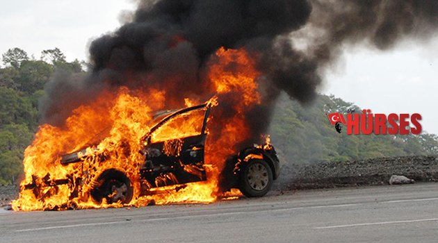 SEYİR HALİNDEKİ OTOMOBİL ALEV ALDI