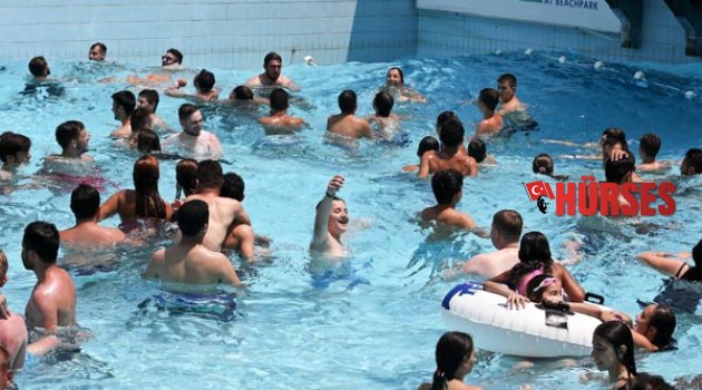 SICAKTAN BUNALAN HAVUZA KOŞTU