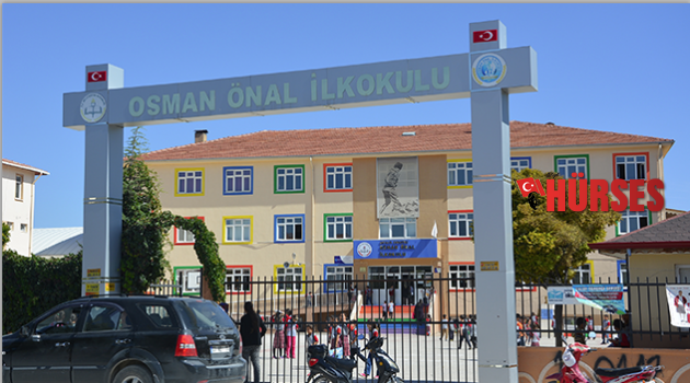 Sınıfta üzerine dolap devrildi