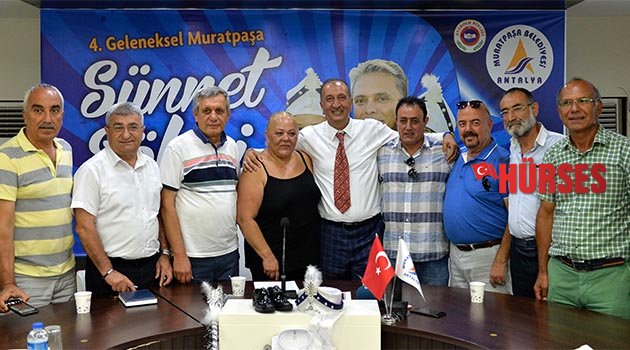 Sünnet şöleninin halay başı Mahmut Tuncer