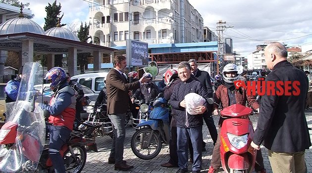 Sürücülere kask dağıtıldı