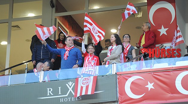 TANIR AİLESİ TRİBÜNDE