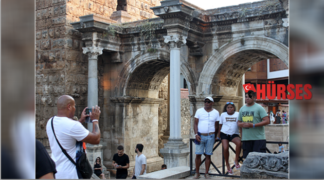 Tarihi fotoğraf stüdyosu, Hadrian Kapısı