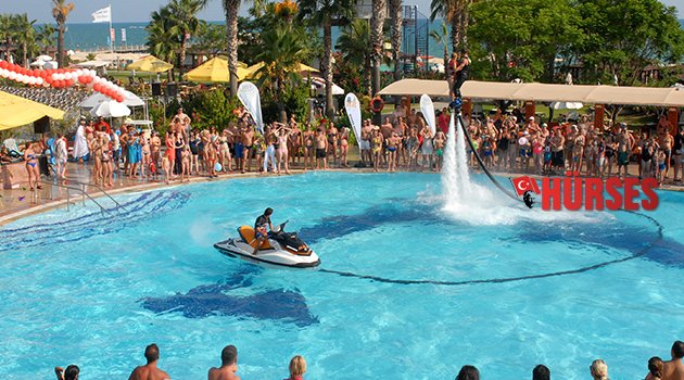 Tatilcilerin gözdesi flyboard şov