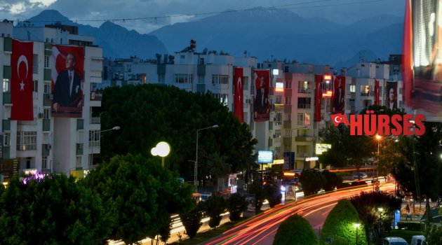 TEKELİOĞLU CADDESİ BAYRAKLARLA DONATILDI