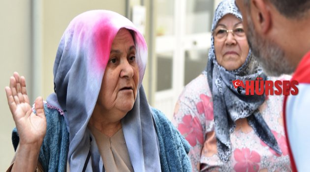 TEKME ATIP YAŞLI KADINI GASP ETTİLER