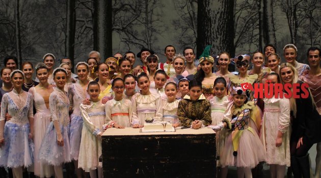 TEMSİL SONUNDA  PASTA KESİLDİ