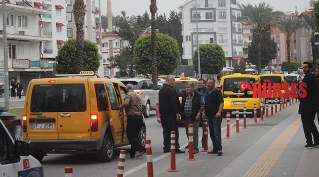 Ticari taksiye satırla saldırdı