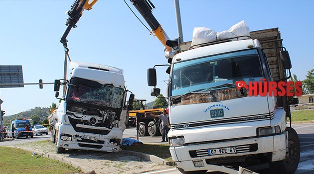 TIR İLE KAMYON ÇARPIŞTI