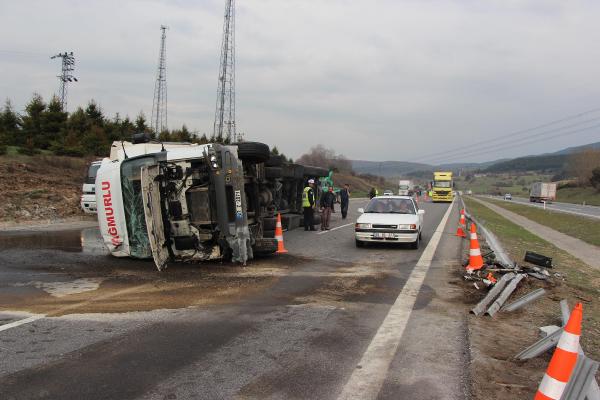 Tır Kaza Yaptı Tem'de 10 Kilometre Kuyruk Oluştu