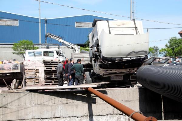 Tır, Minibüs Ve Hafif Ticari Araçla Çarpıştı: 4 Yaralı