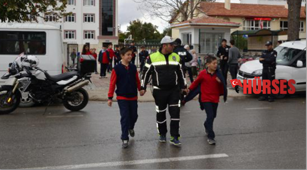 Trafik polislerinden örnek davranış