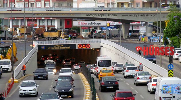 TRAFIKTE 946 BIN 908 ARAÇ VAR