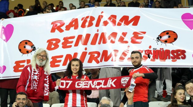 TRİBÜNDE EVLENME TEKLİFİ