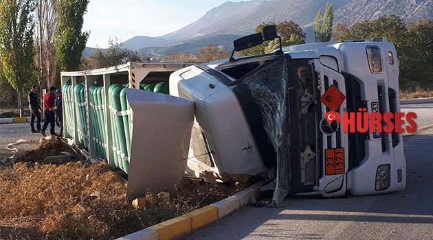 Tüp yüklü tır devrildi