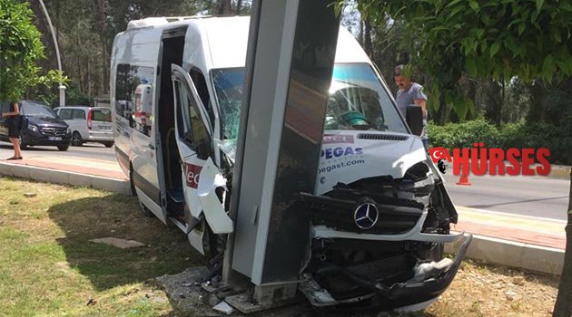 Tur minibüsü tabelaya çarptı