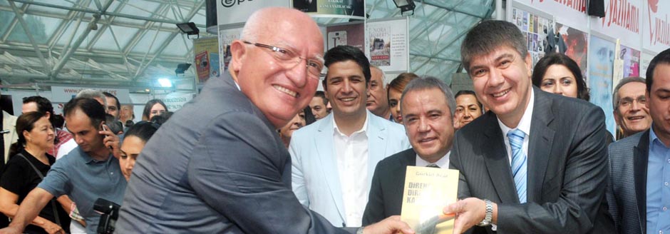 Türel Chp&#8217;li Vekilin Kitabını Satın Aldı