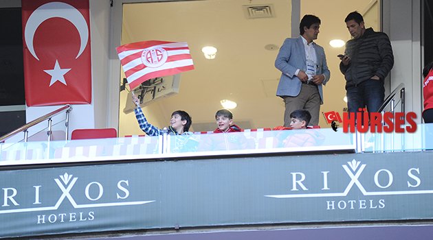 TÜREL, OĞLU İLE BİRLİKTE GELDİ