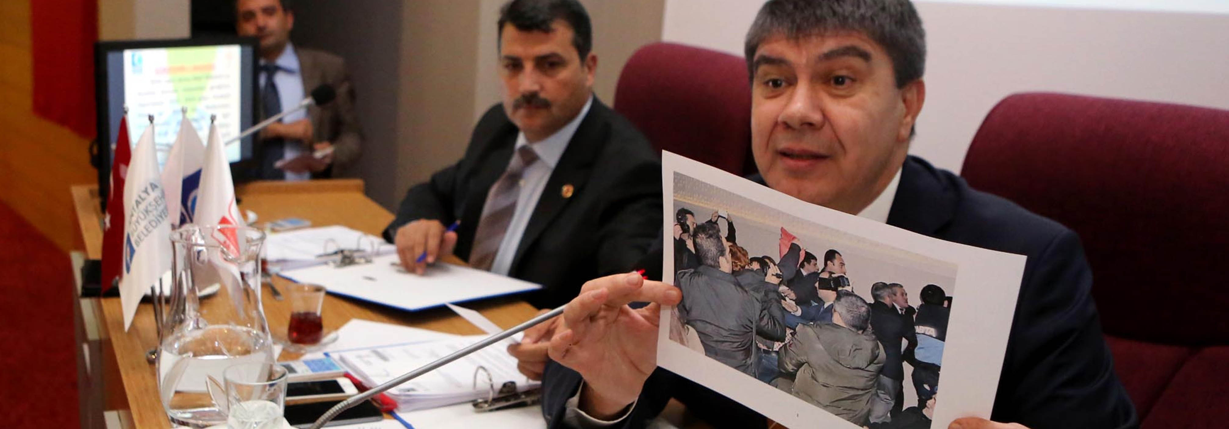 Türel&#8217;den Fotoğraflı Cevap