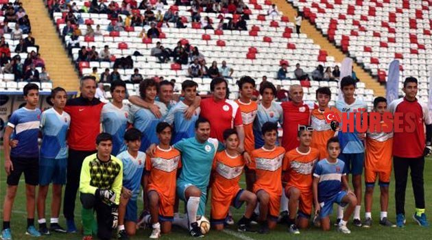 Türk futbolunun efsaneleri gençlerle aynı sahada