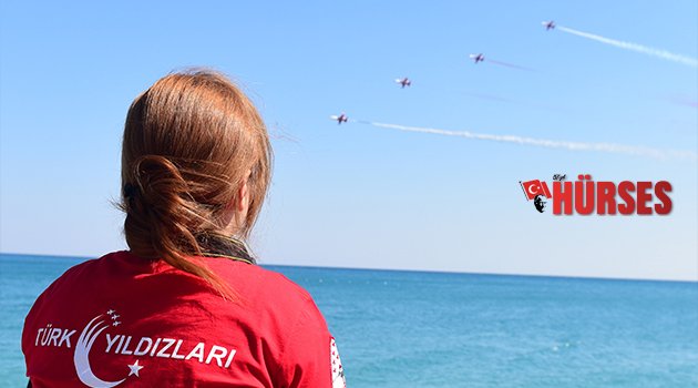 TÜRK YILDIZLARI ANTALYALILARI SELAMLADI
