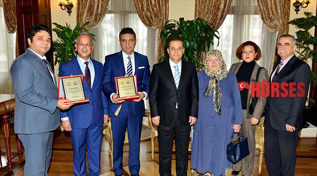 TÜRKER  HAYIRSEVERLERE PLAKET VERDİ