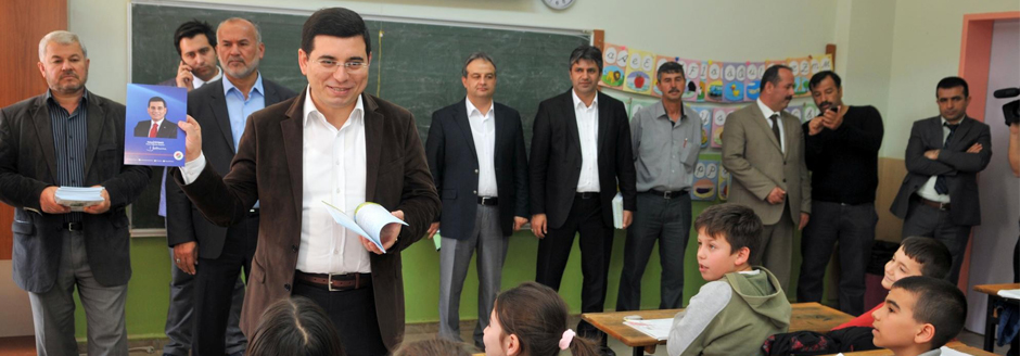 Tütüncü, Kitap Dağıttı