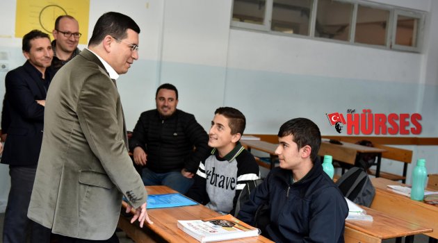 TÜTÜNCÜ MEZUN OLDUĞU OKULDA