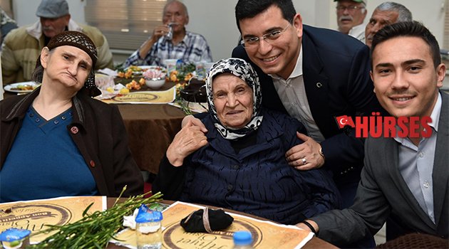 TÜTÜNCÜ YAŞLILARIN ELİNİ ÖPTÜ