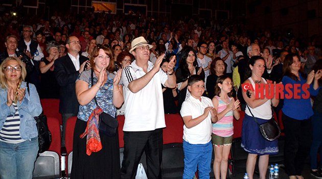 'ÜÇ SİLAHŞÖRLER' AYAKTA ALKIŞLANDI