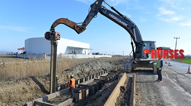 ÜSTTE TRAFİK ALTTA KAZI