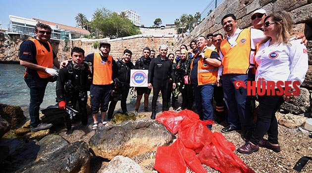 Denizden çöp çıkardı