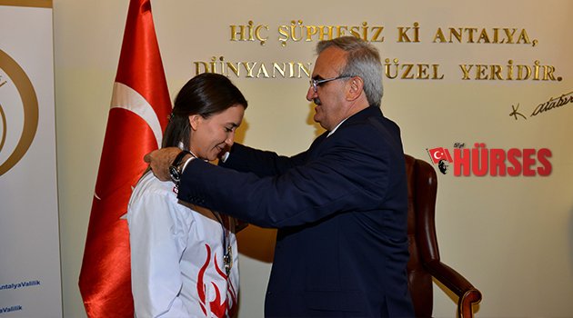 VALİ KARALOĞLU’NDAN BAŞARILI SPORCULARA ÖDÜL