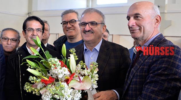 Validen çelenk çağrısı: Teneke yerine çiçek kullanın