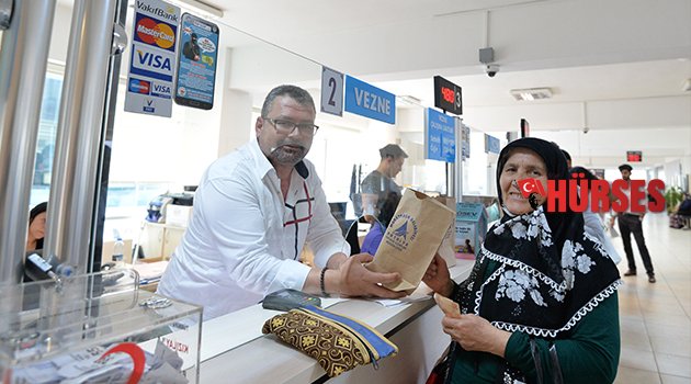 VERGİSİNİ ÖDEYENE ÇİÇEK VERİLDİ